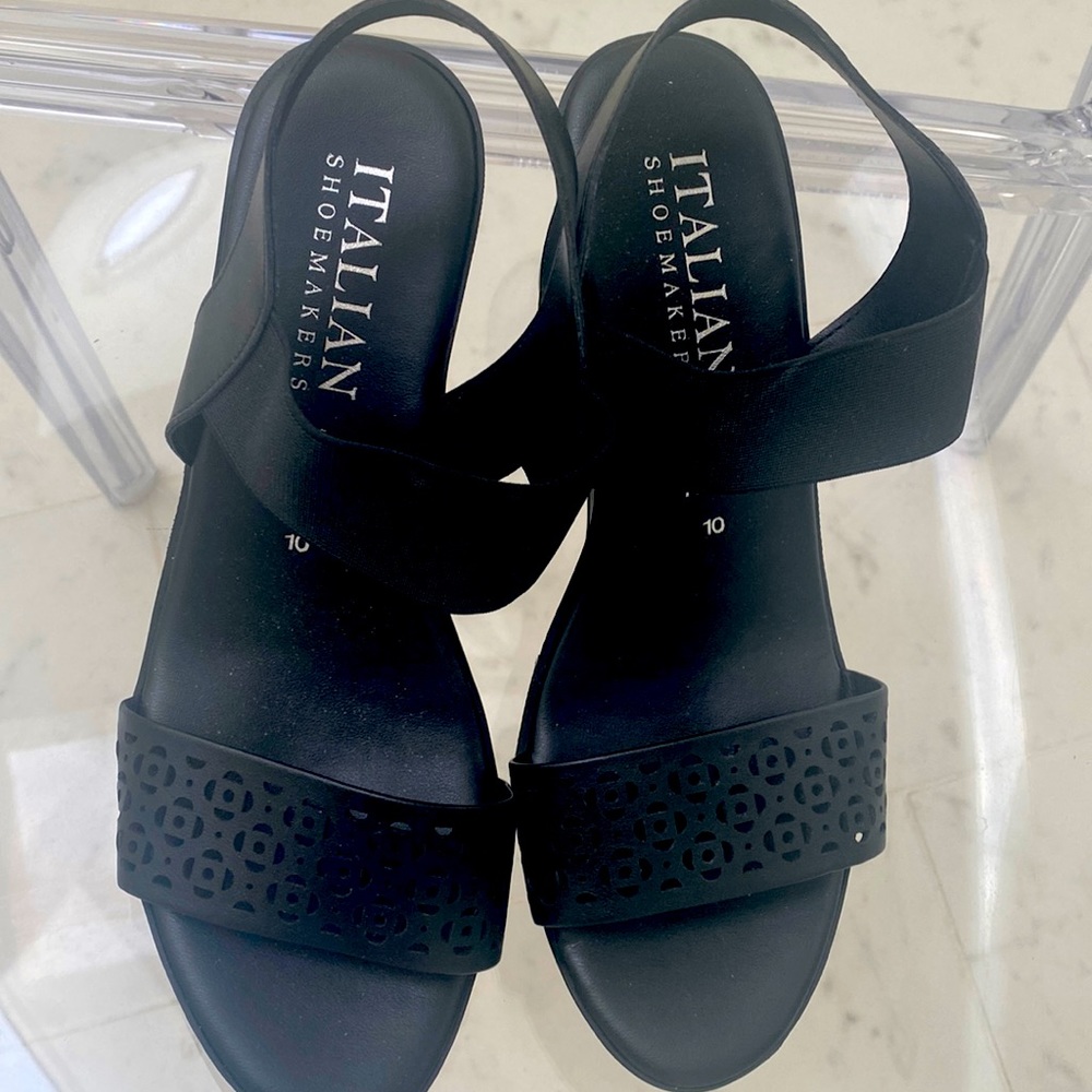 BRAND NEW BLACK COMFORTABLE ITALIAN SANDALS